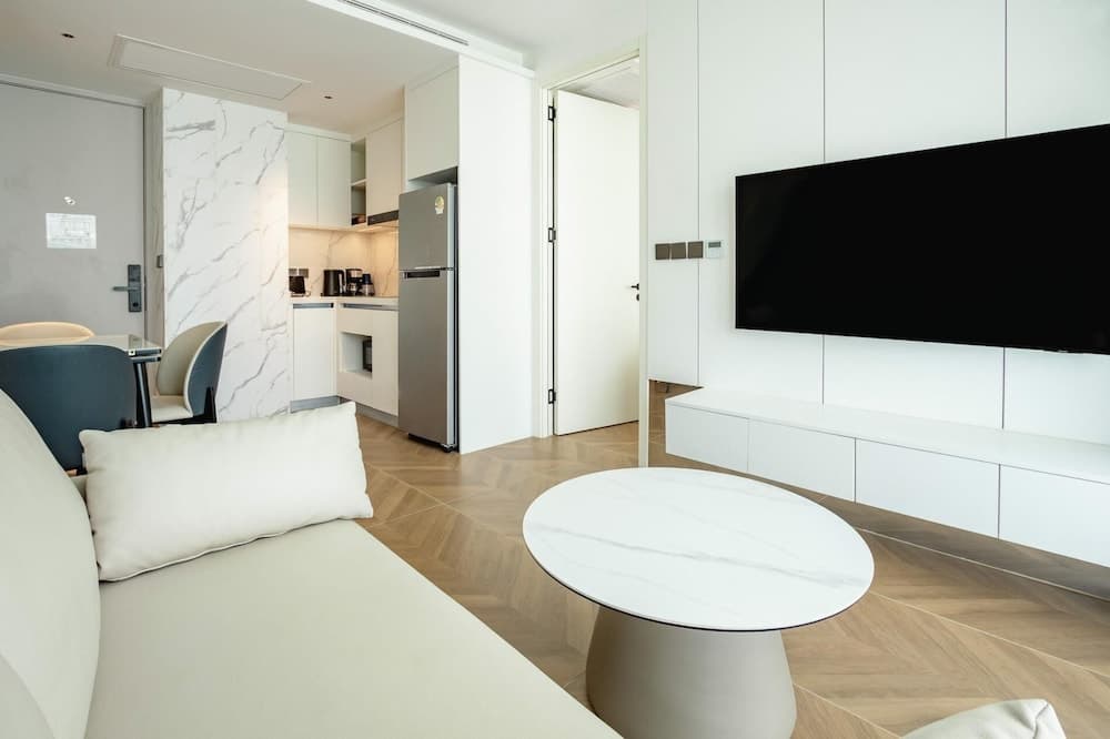Unit 2303 Beachfront Pool-facing + Sea View - photo 9