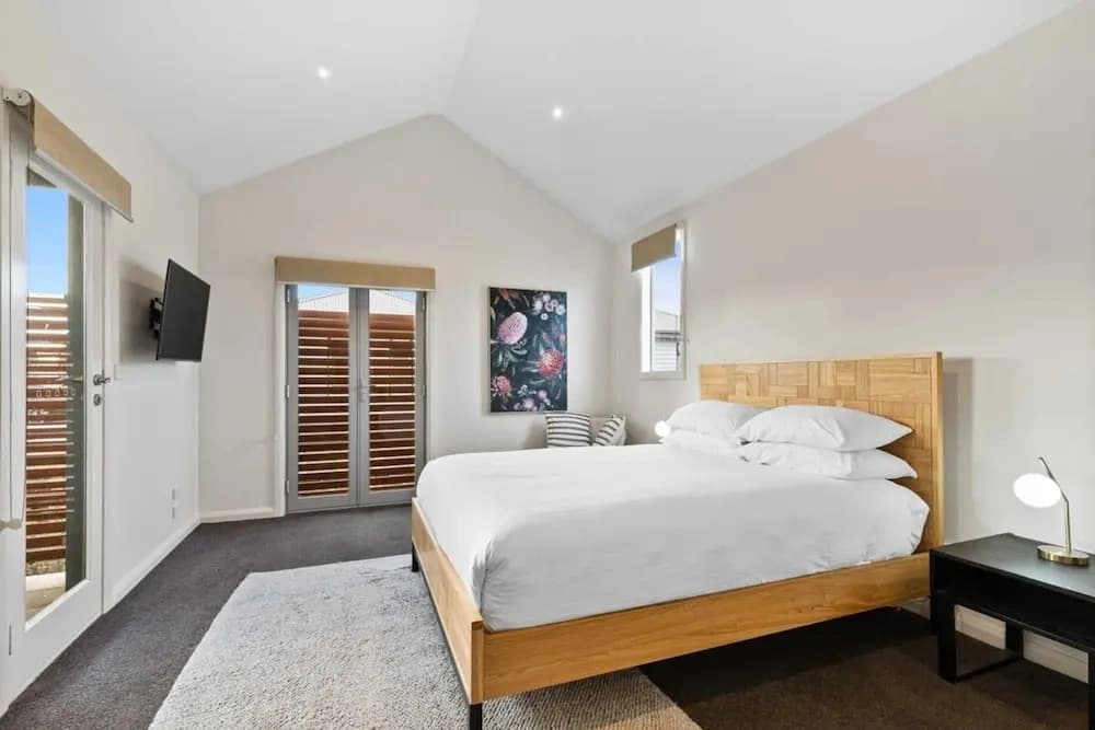 Chic 2-bed Home By Bustling Shops - photo 2