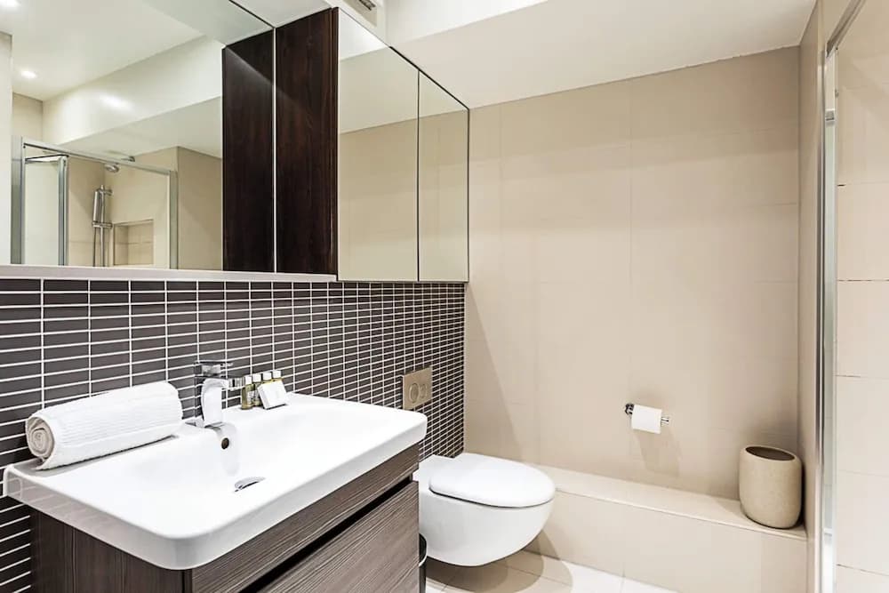 Modern Brentford Flat - photo 8