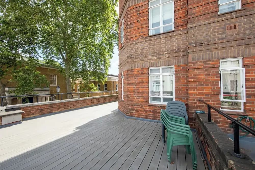 Sleek & Stylish 1BD Flat w/ Balcony - Kings Road - photo 13
