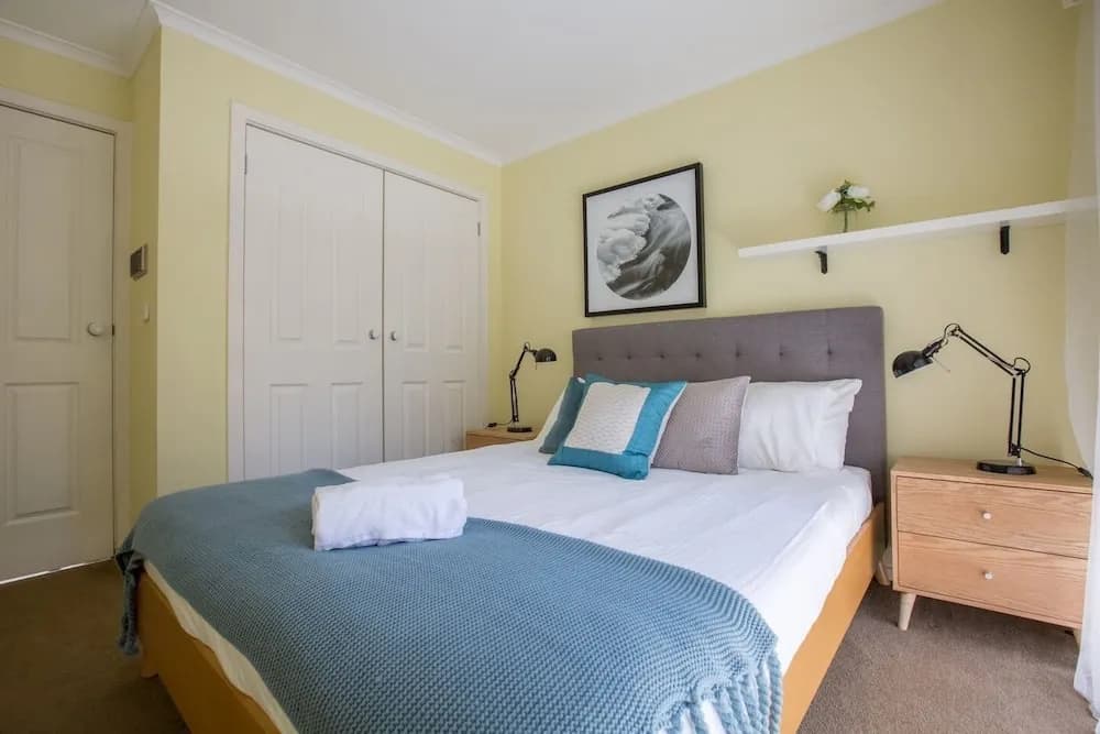 Spacious Comfortable Home in Wheelers Hill+pool - photo 6