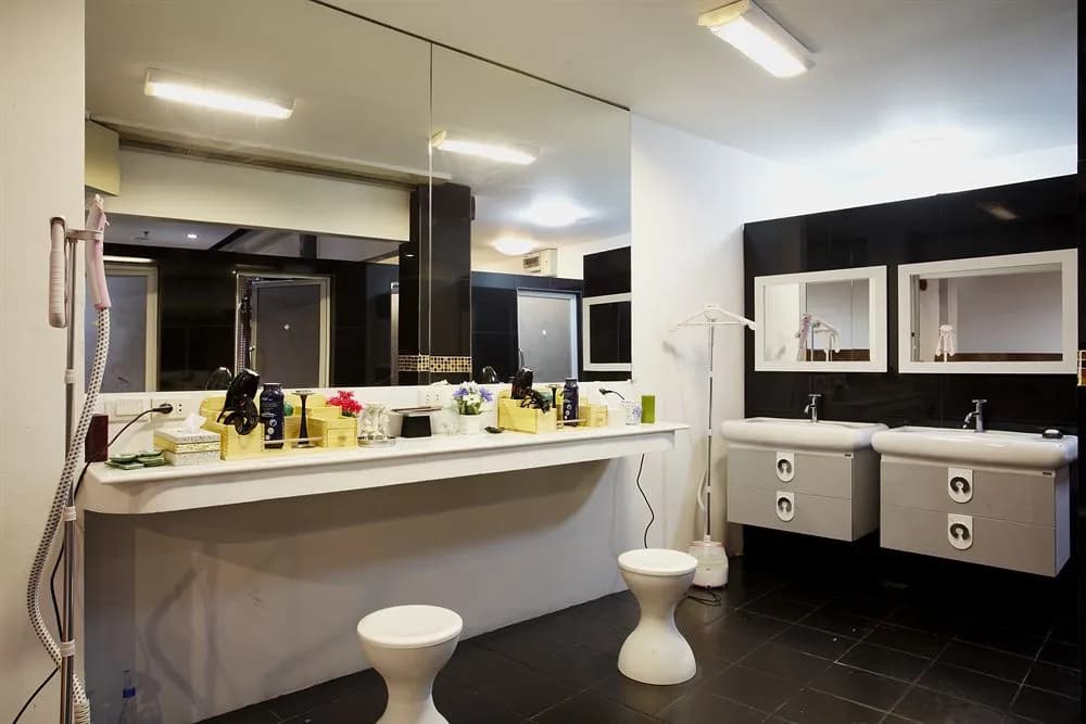 WhyNot Backpackers Capsule Hostel - photo 8