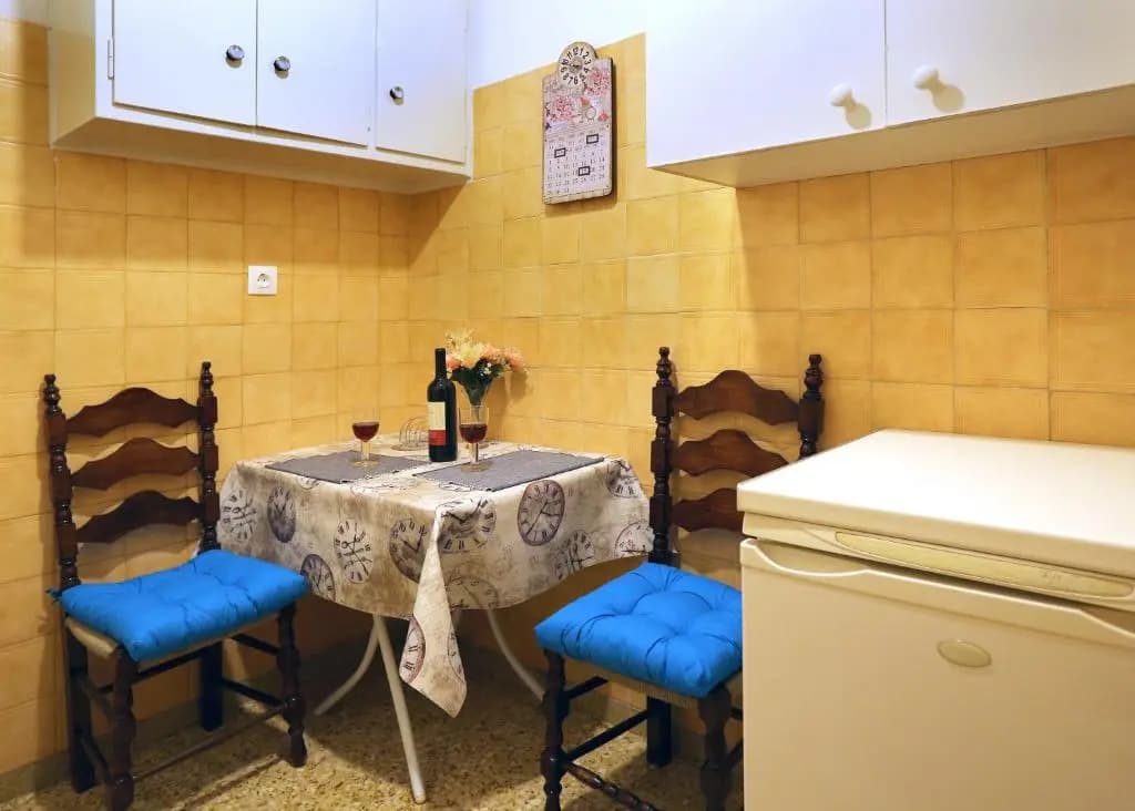 Aristotle's studio apartment - photo 2
