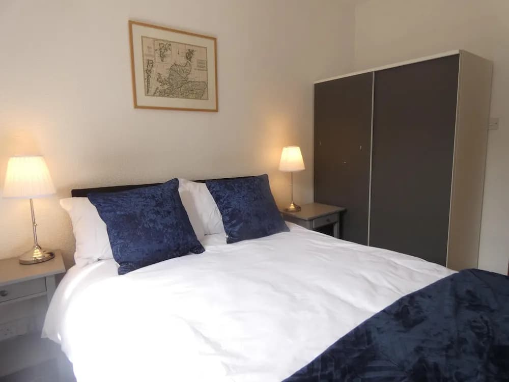 Central 2-bed Flat in Edinburgh - photo 5