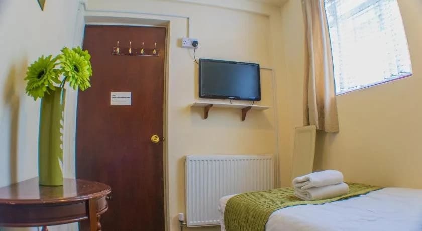 Heathrow Palace - photo 4