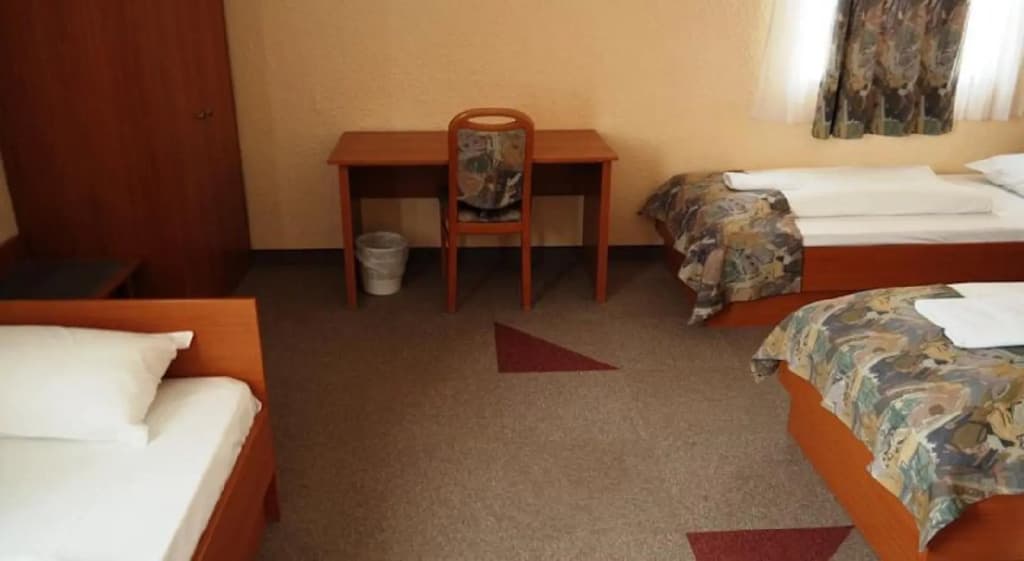 FREE PARKING, FREE BREAKFAST, only 15 minutes to City Center - photo 15
