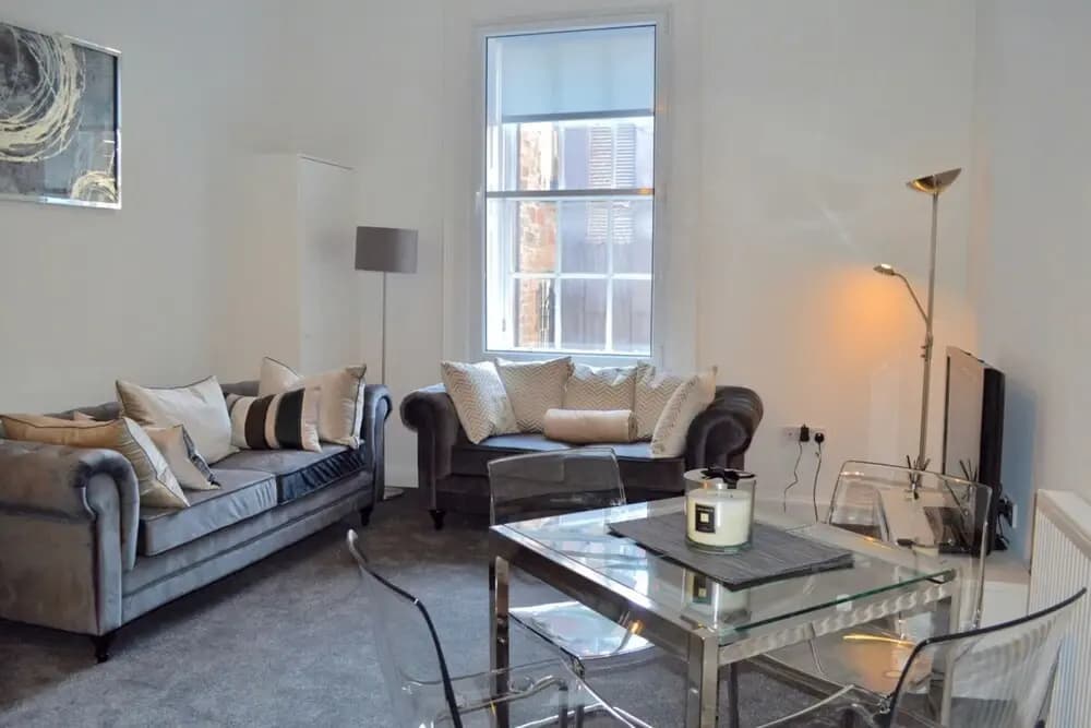 Central 3 Bedroom Flat - photo 3