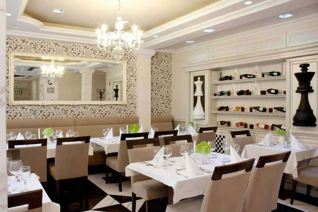 Queen's Court Hotel & Residence - photo 32