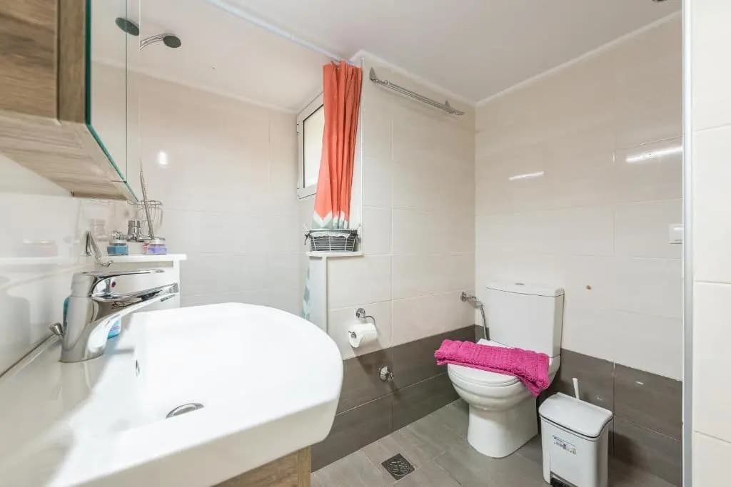 Modern 2BD apt in Athens DT, 2-min metro - photo 9