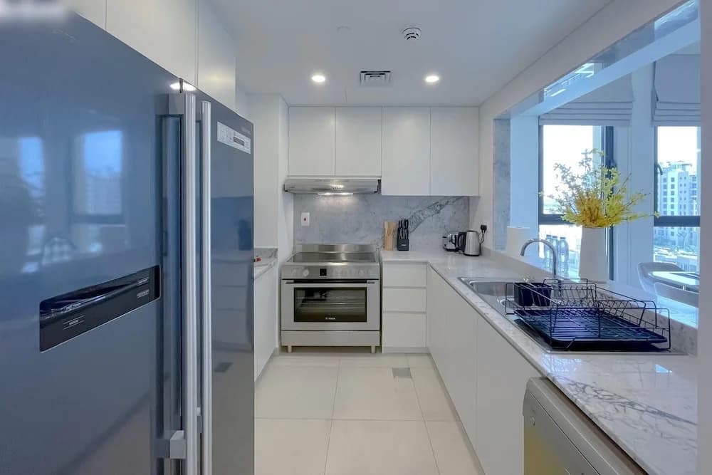 Elegant Pool View 2BR Apartment - photo 12