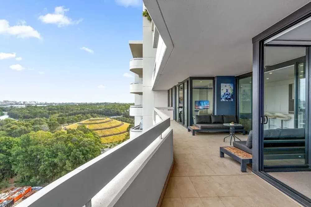 Luxe 2-bed: Modern Interiors, Balcony & BBQ Area - photo 11