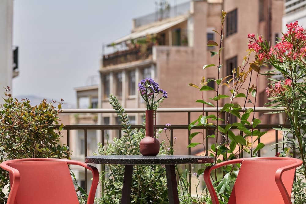 Dwell - Elegant City Stay - photo 15