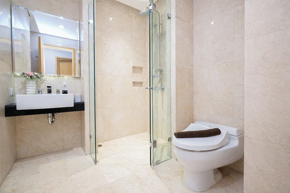 White Tone 2Br With City View At Capitol Suites Apartment - photo 12