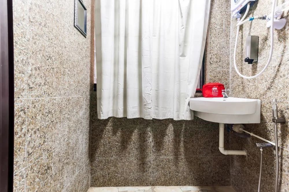 Everest Hotel by OYO Rooms - photo 7