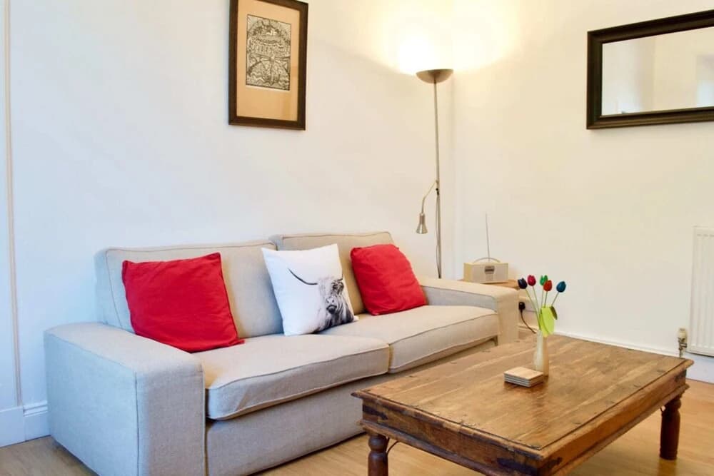 Bright And Comfortable 2 Bedroom Flat - photo 2