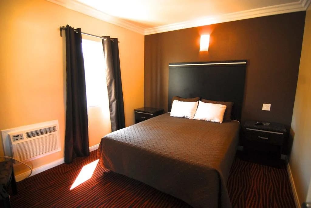 Studio City Inn - photo 2