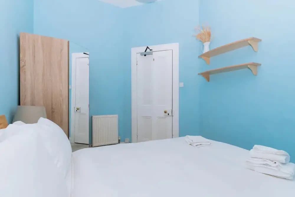 Spacious 3 Bedroom Flat in Edinburgh - photo 4