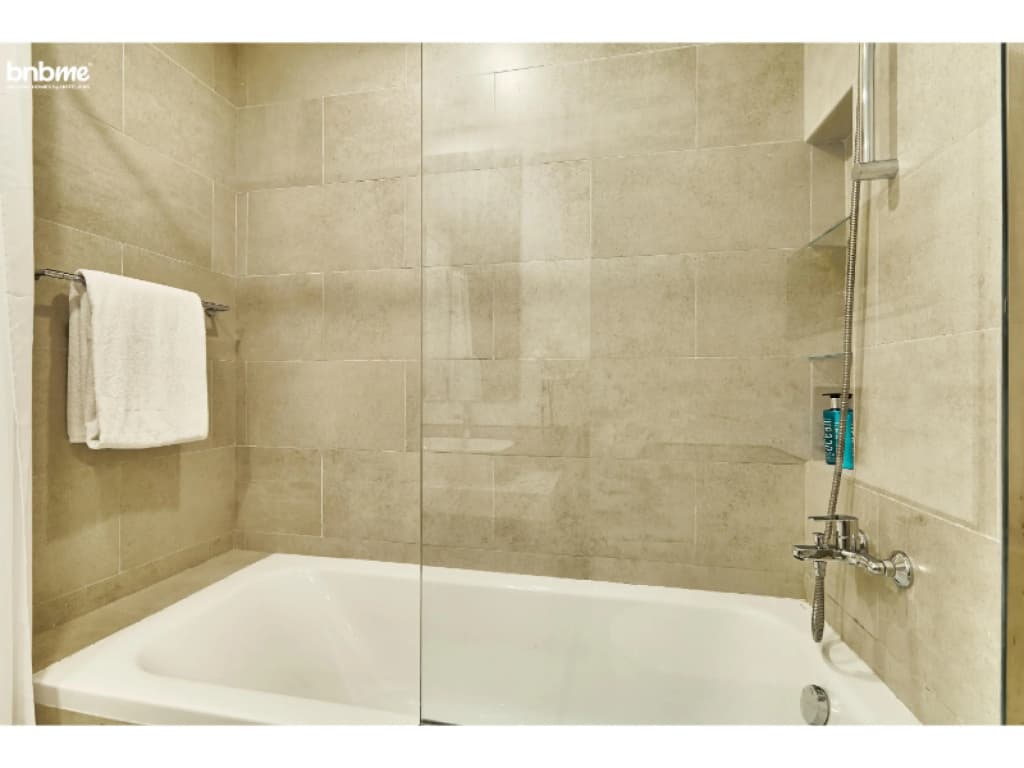 Elegant Pool View 2BR Apartment - photo 9