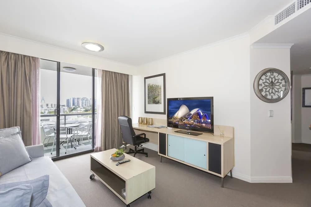 Stunning 2 Bedroom Apartment - photo 4