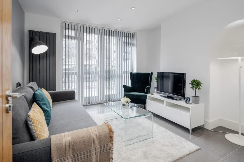 3 Bedroom Apartment in Stratford City - photo 3