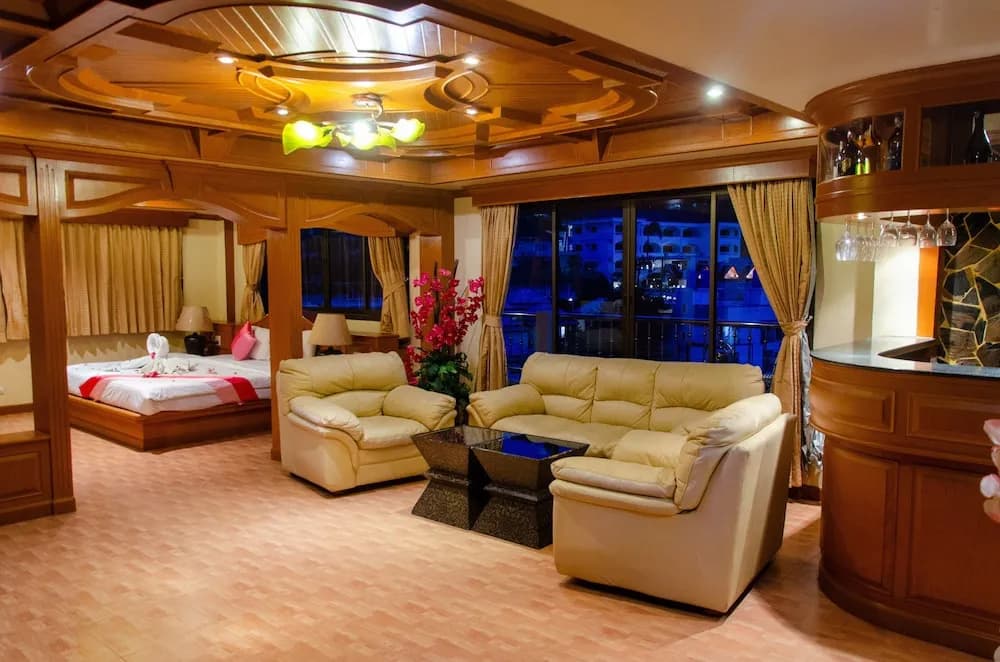 Diva Patong Hotel - photo 11