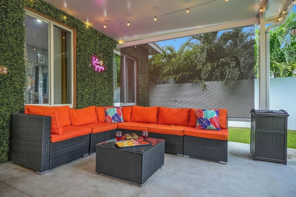 Unique Escape GameRoom! Bar, BBQ, Spacious, and Near Beach - photo 2
