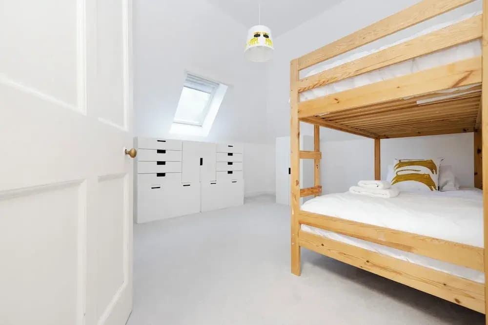 Delightful 3-bed Flat with Parking - photo 4