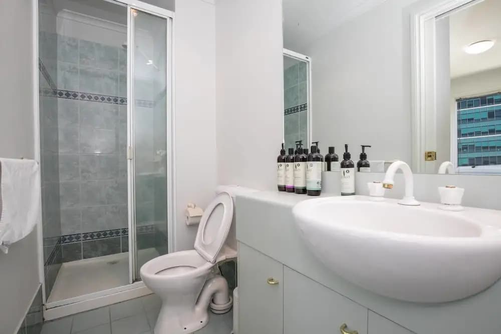 3 Bedrooms 2 Car Parks Carlton Garden Opposite - photo 6