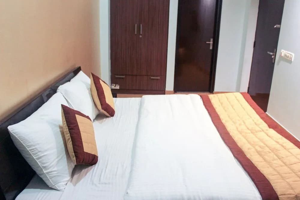 Hotel Flight Path Near IGI Airport - photo 7