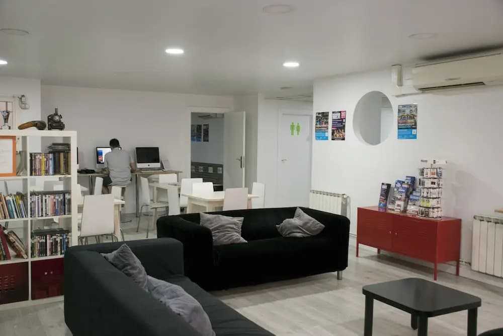 Alberguinn Youth Hostel - photo 12