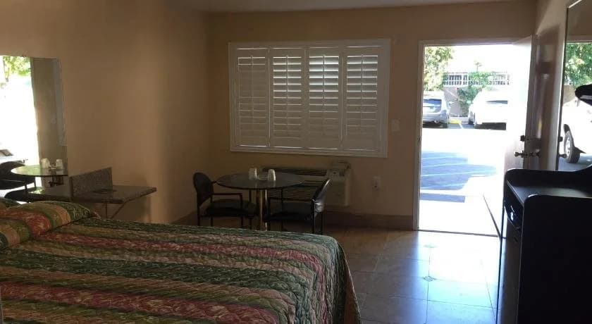 Foxys Motor Inn - photo 3