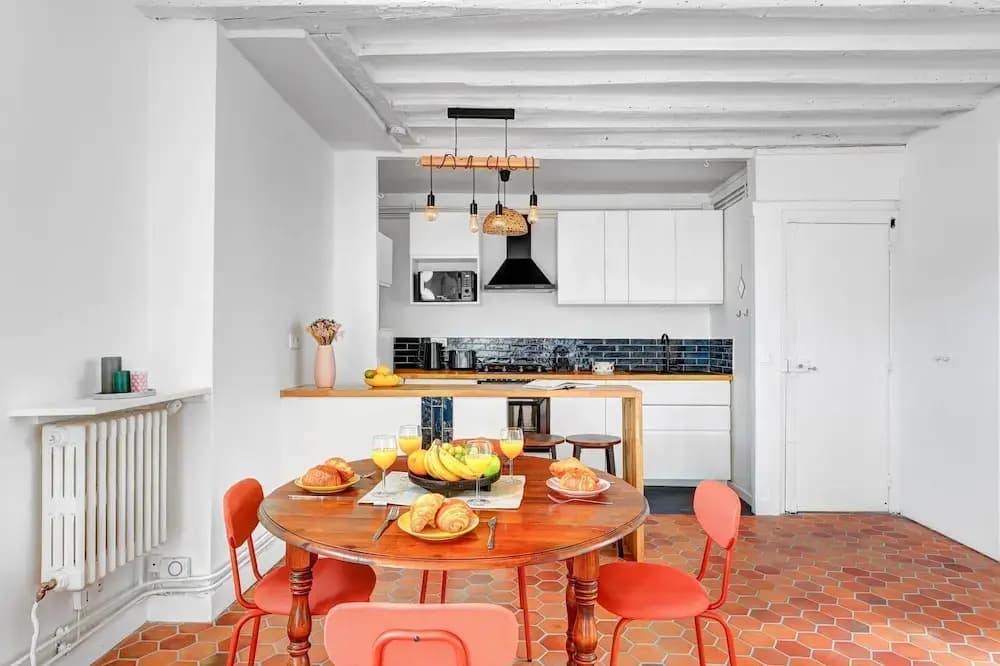 Bright 1BR Bastille Getaway - 4 Guests - photo 13