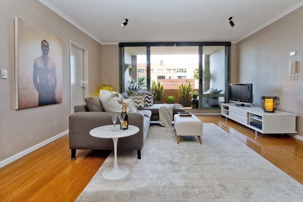 Ample Space In This 1 Bed Apt Also With Pool/Gym - photo 2