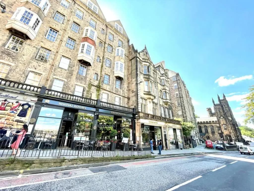 Sumptuous 2BR Apt Next To Edinburgh Castle! - photo 14