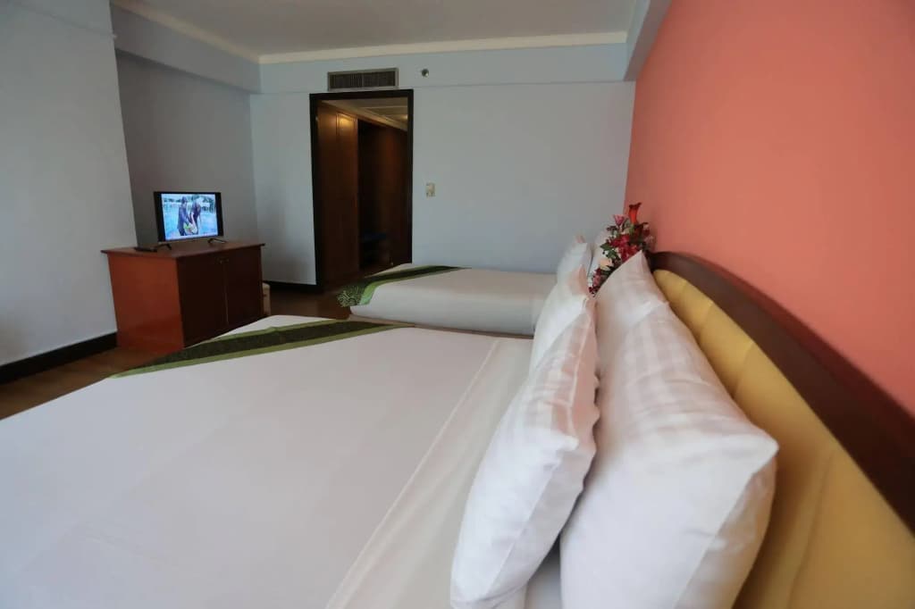 Karnmanee Palace Hotel - photo 8