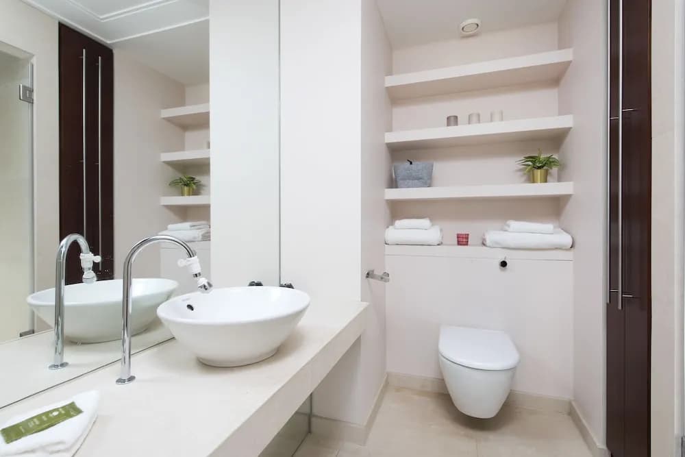 Modern 2BR Flat with Thames River View - photo 7