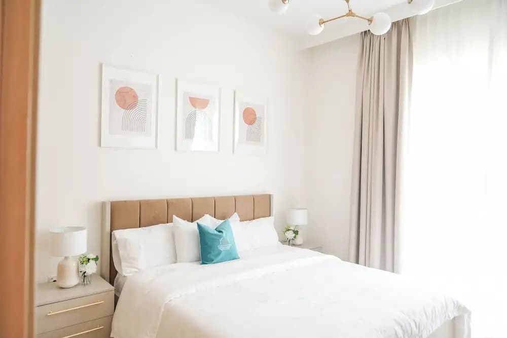 Yogi - Elegant Apartment With Balcony Amidst Vibrant Area - photo 4