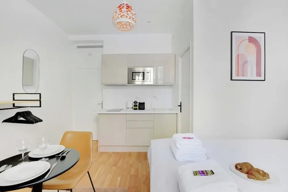 Cute Studio in Eclectic 18th District - 1 - photo 10