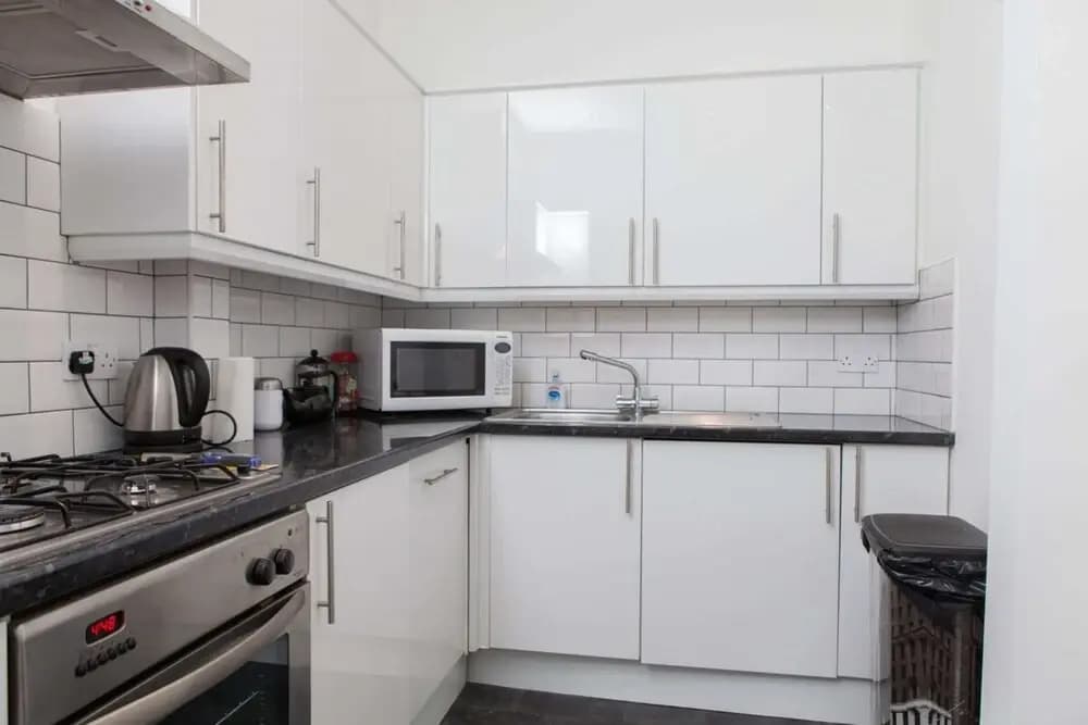 Stylish 3 Bedroom Flat - photo 15
