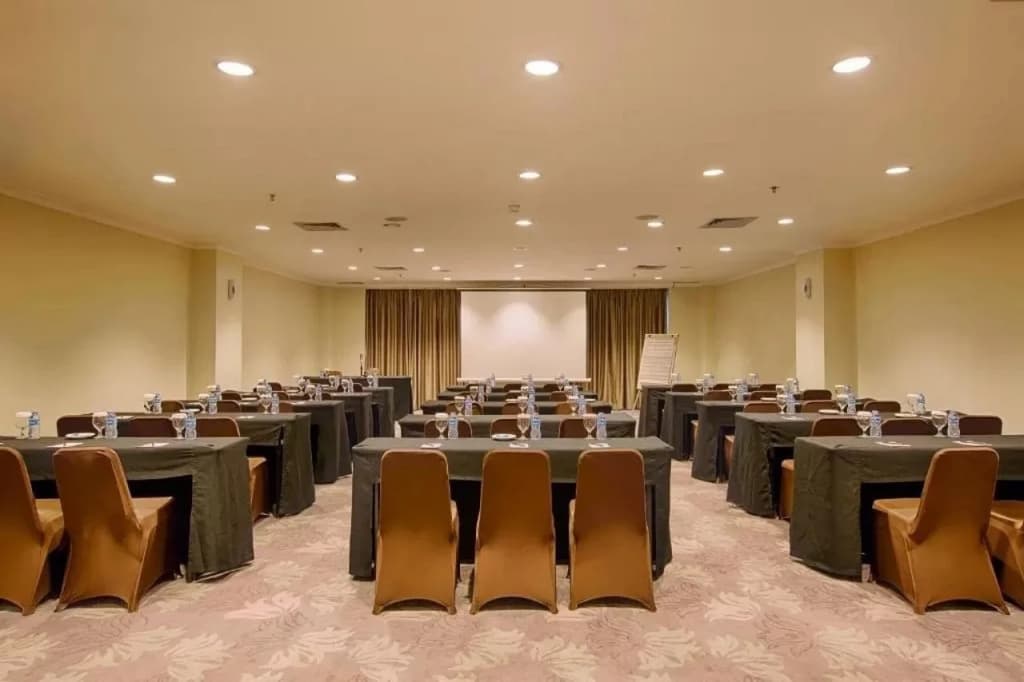 Royal Kuningan Hotel - photo 22