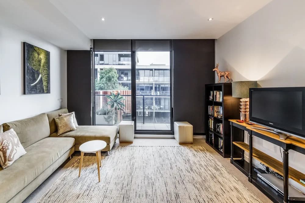 Elegant 1 bed 1 Bath Apartment, Free Parking - photo 3
