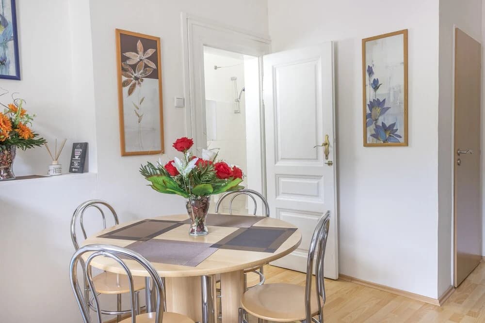 Old Story Apartment - photo 2