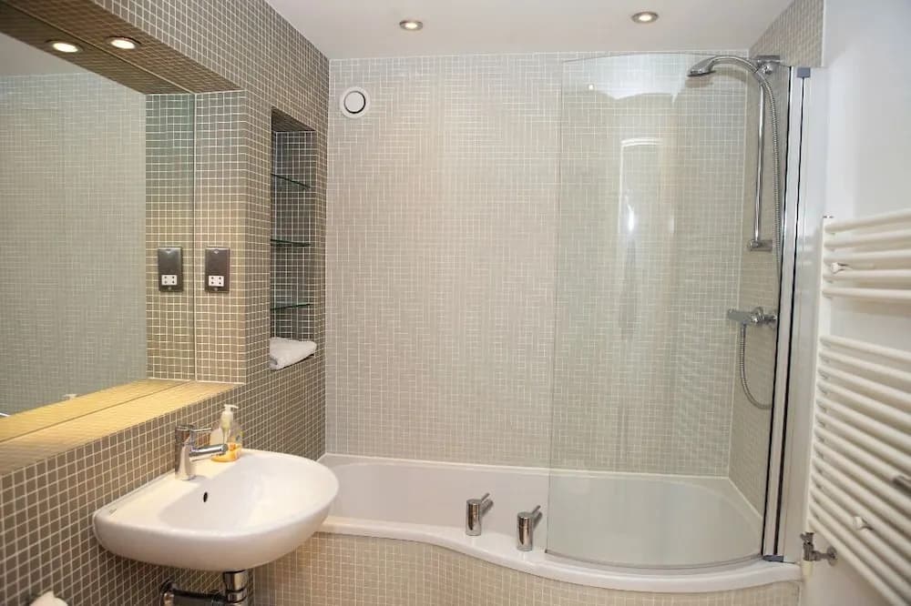 Smart 3 bedroomed flat with parking - photo 7
