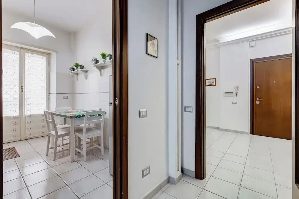 Cozy 2-Bedroom Flat with Balcony - photo 13