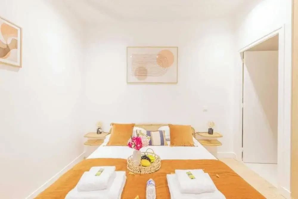 Apartment With 1 Room in Batignolles - photo 2