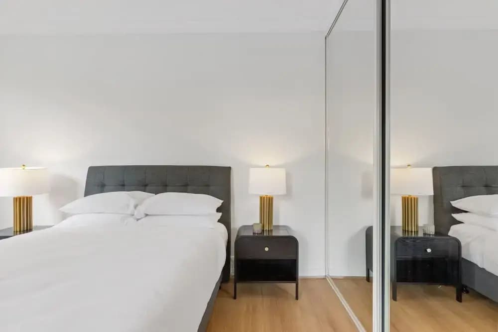Stylish 2-bed Apartment With Pool in Camperdown - photo 3