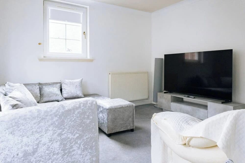 Snug & Serene 2BD Flat - Roseburn - photo 12