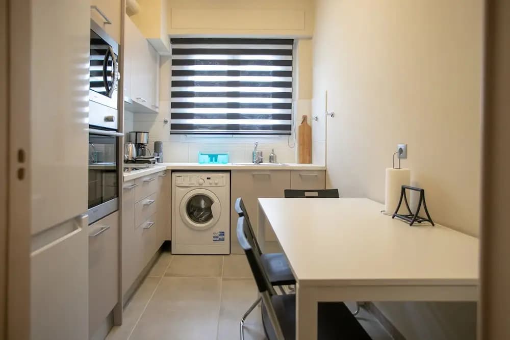 Luxurious 4 Bdrm 3Bath Apt 1- Athens - photo 18