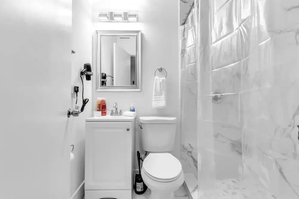 Stylish & Modern 4BD Home - photo 21