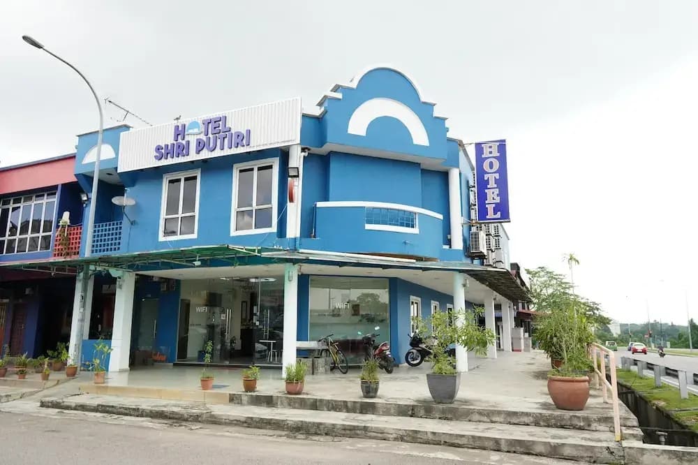 Hotel Shri Putiri - photo 1